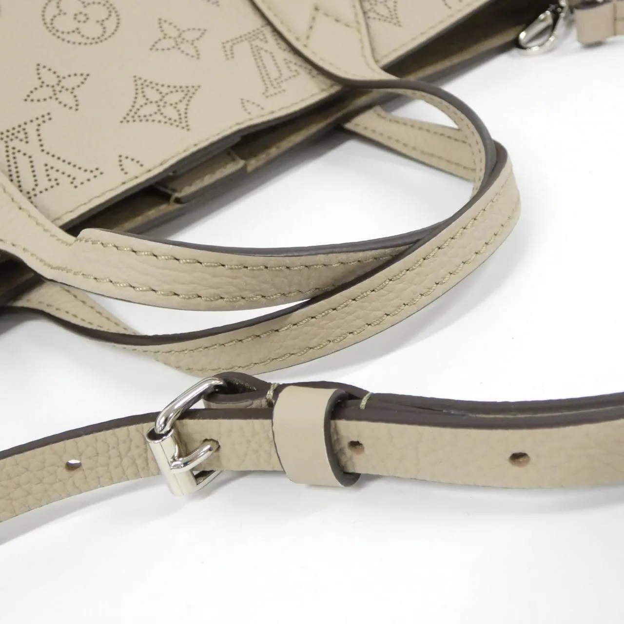 LOUIS VUITTON Mahina M21849 Handbag 4