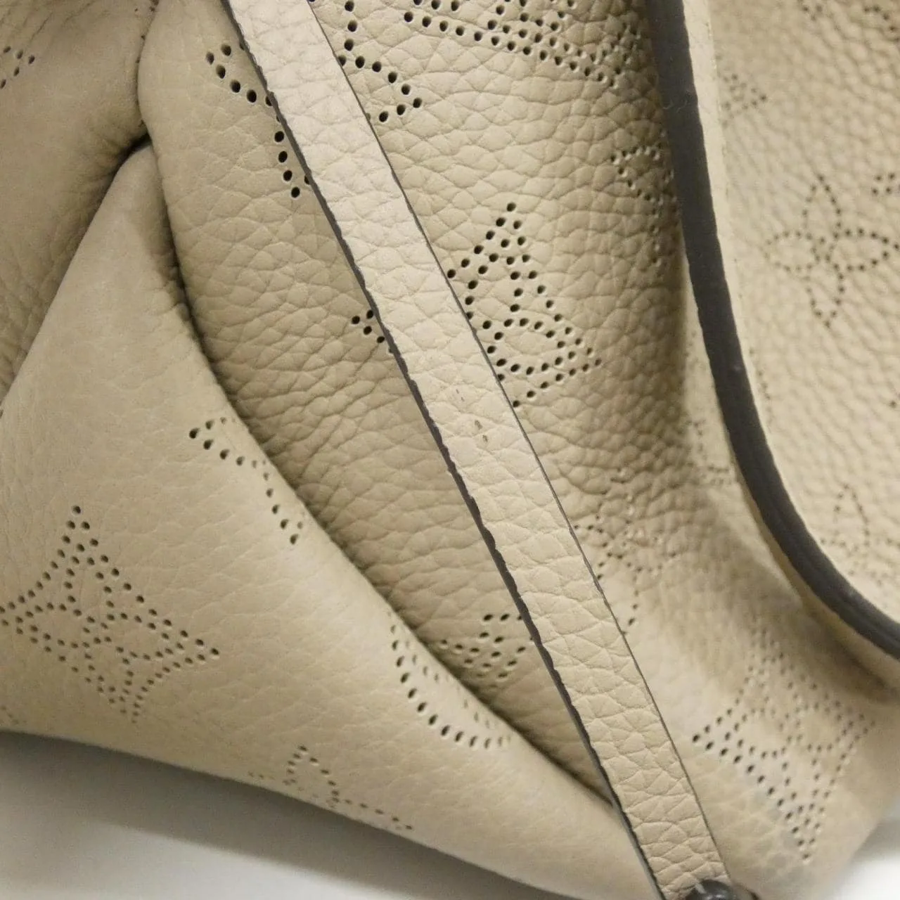 LOUIS VUITTON Mahina M59201 Tote 4