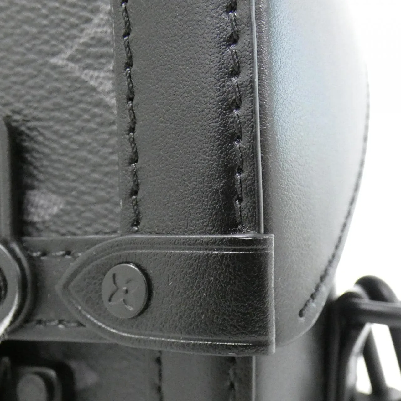 LOUIS VUITTON Eclipse M82077 肩背包 Monogram 5