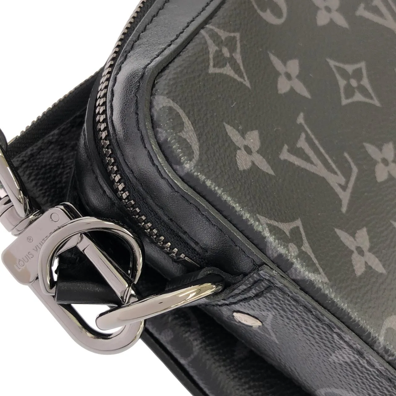 LOUIS VUITTON Eclipse M69443 肩背包 Monogram 4