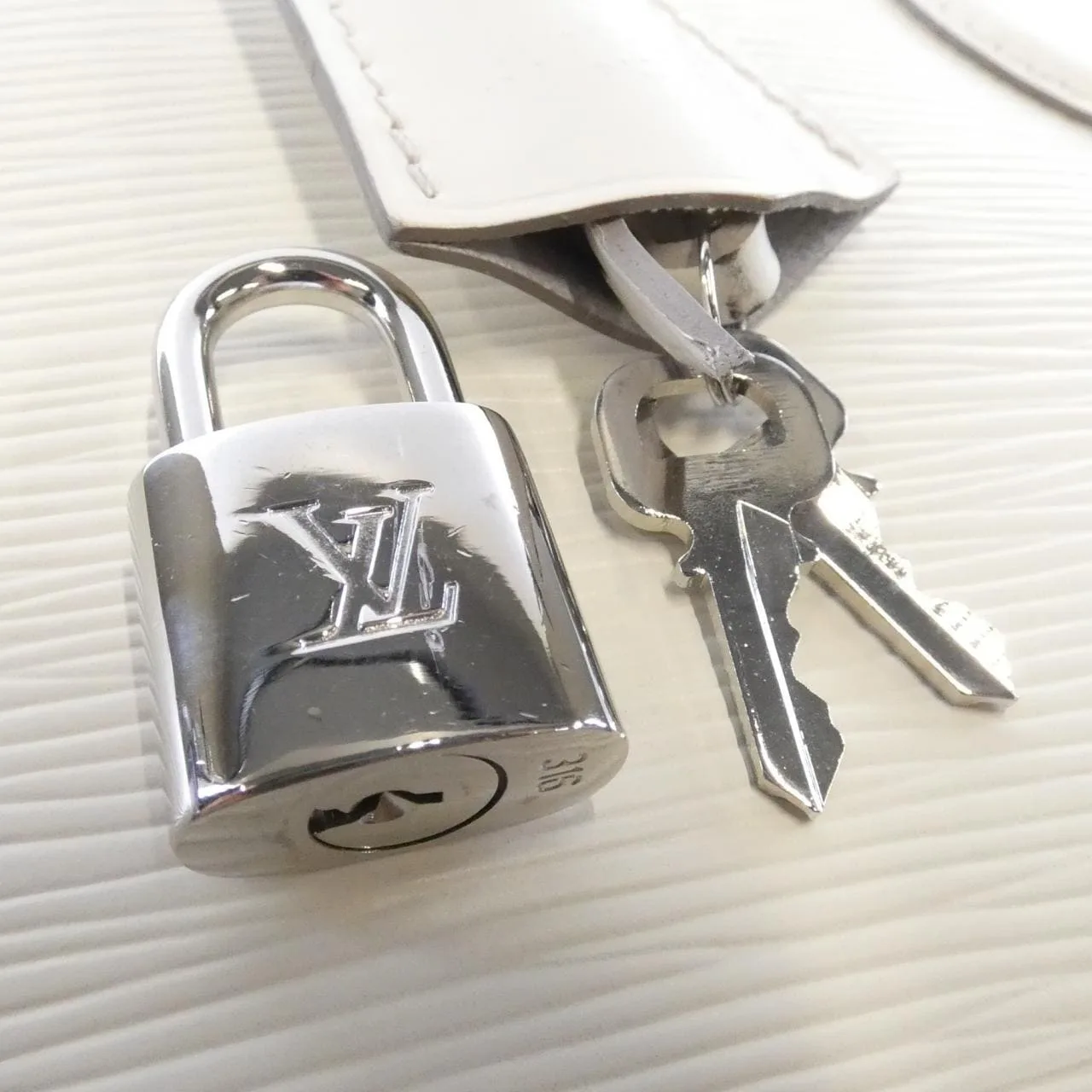 LOUIS VUITTON M5285J Handbag Epi Black Epi Rank B - Thumbnail 4