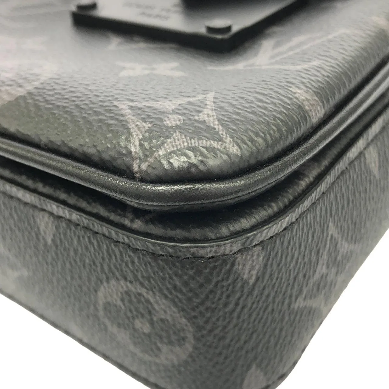LOUIS VUITTON Eclipse M82252 肩背包 Monogram 3