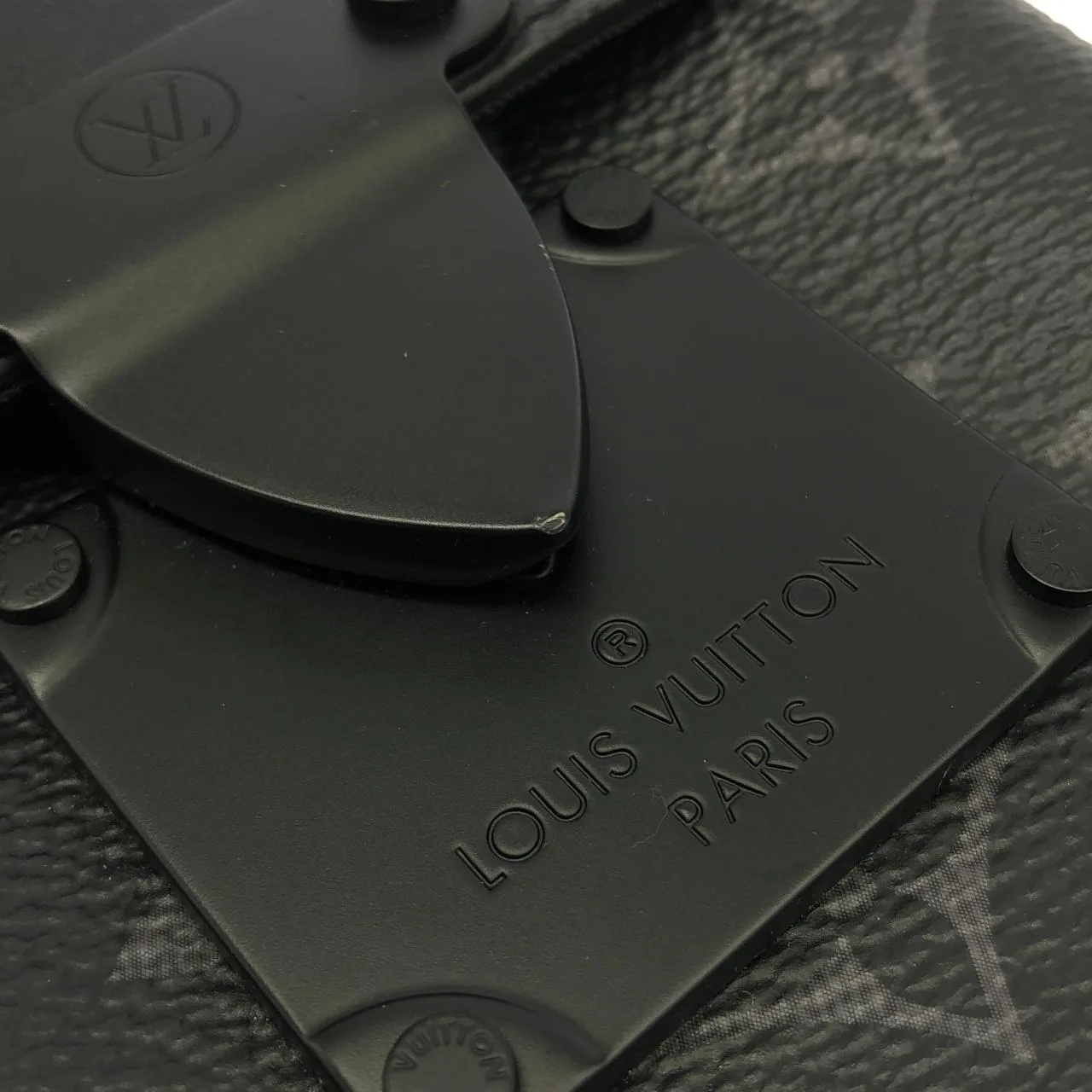 LOUIS VUITTON Eclipse M82252 肩背包 Monogram 4
