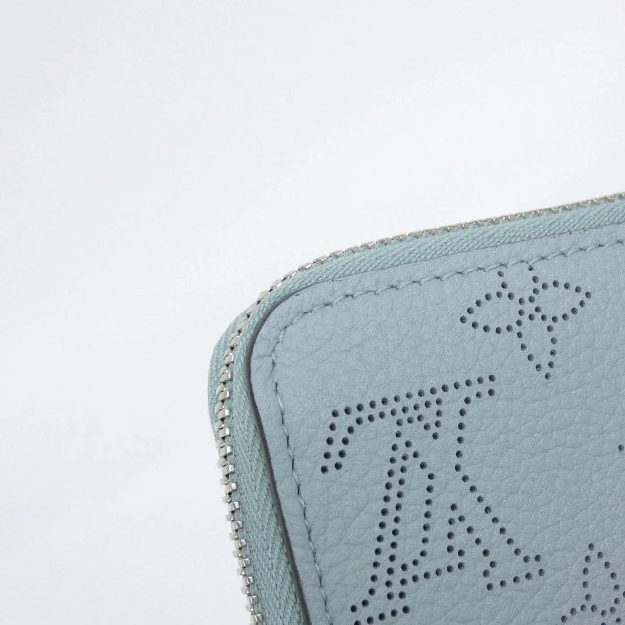 LOUIS VUITTON Mahina M69032 Wallet Black Rank A - Thumbnail 3