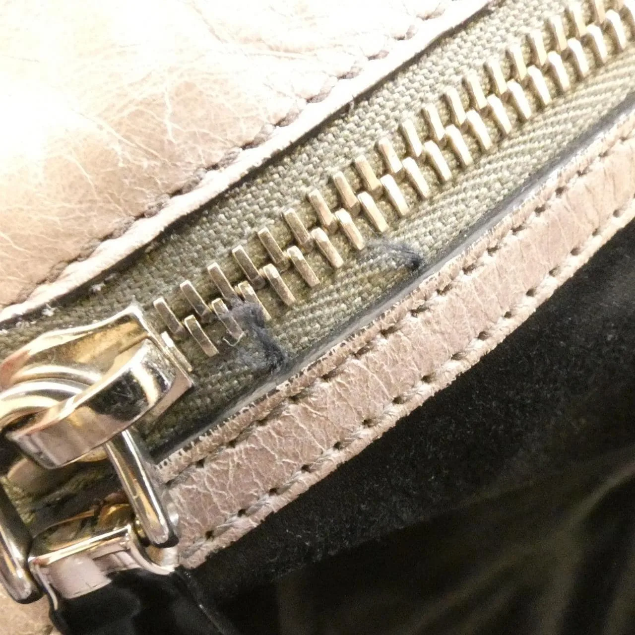 MIU MIU RR1941 肩背包 皮革
