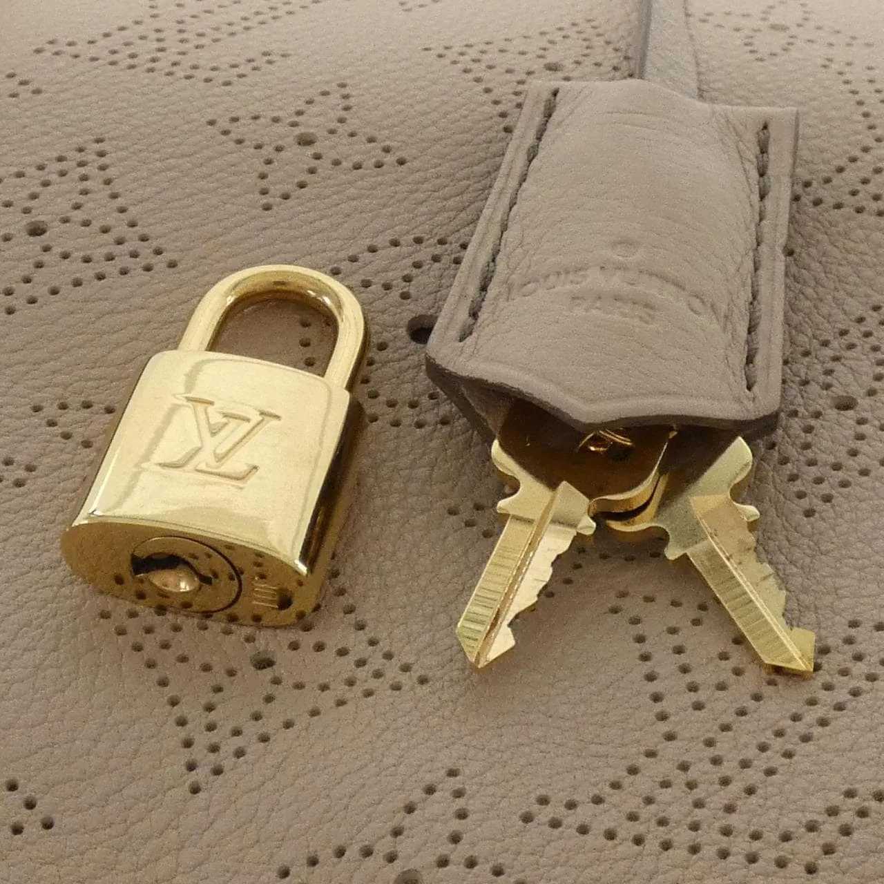 LOUIS VUITTON Mahina M97141 Shoulder Black Rank A - Thumbnail 4