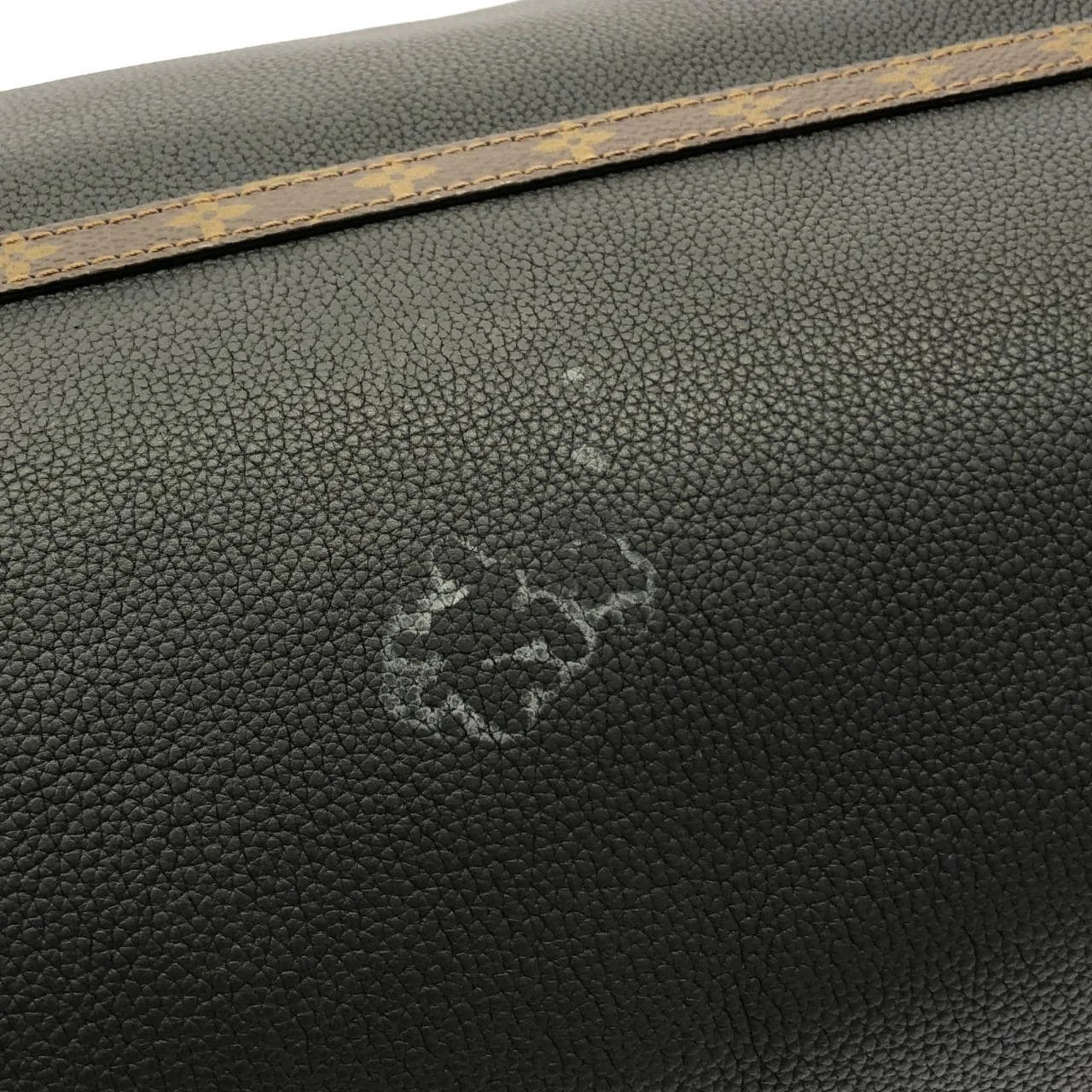 LOUIS VUITTON M26037 肩背包 4