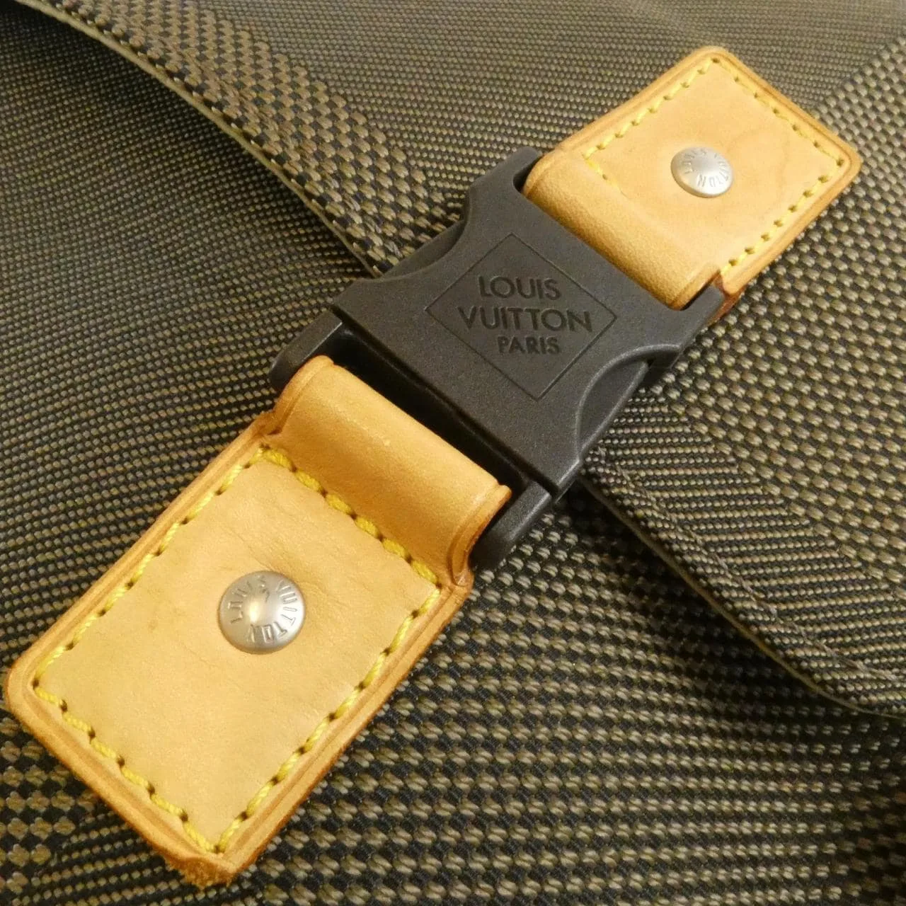 LOUIS VUITTON M93077 肩背包 Damier 4