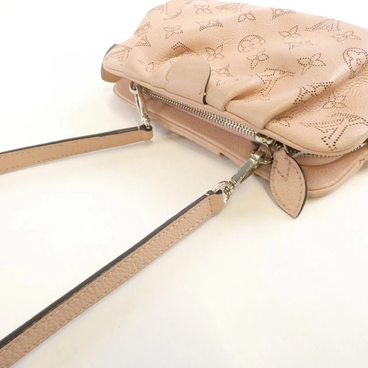 LOUIS VUITTON Mahina M80092 肩背包 4