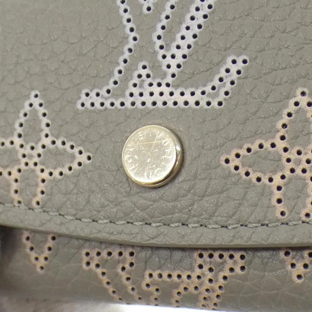 LOUIS VUITTON Mahina M82648 Key Case 3