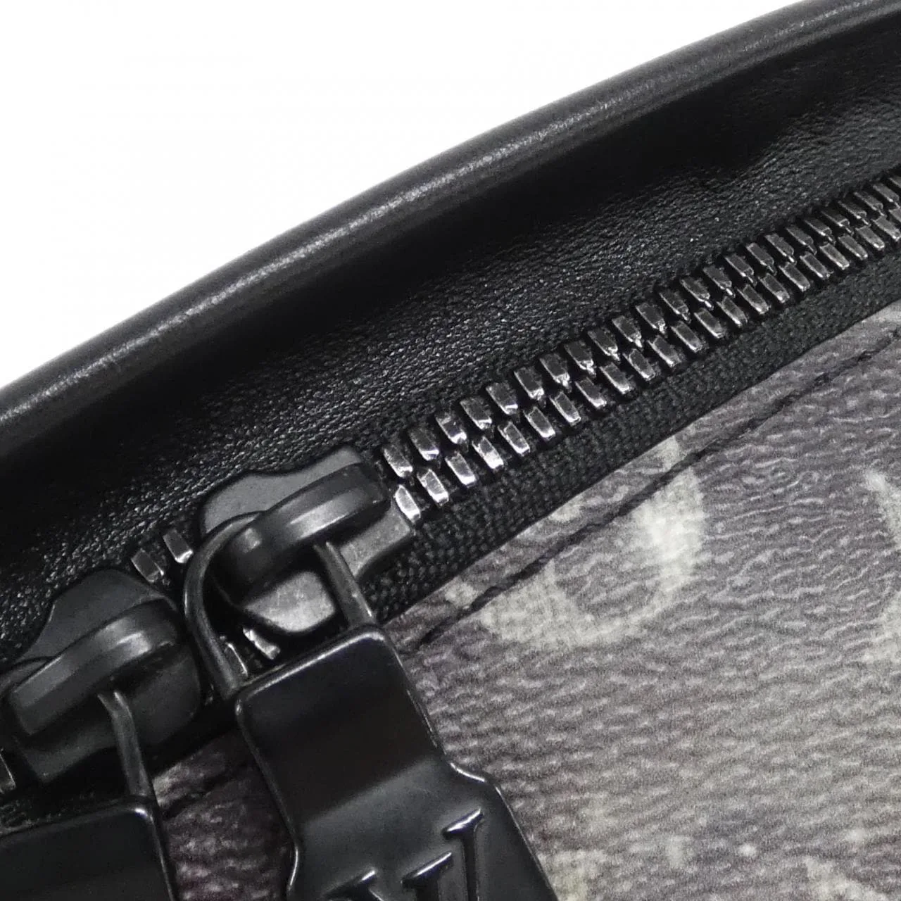 LOUIS VUITTON Discovery M44444 Shoulder Monogram 5