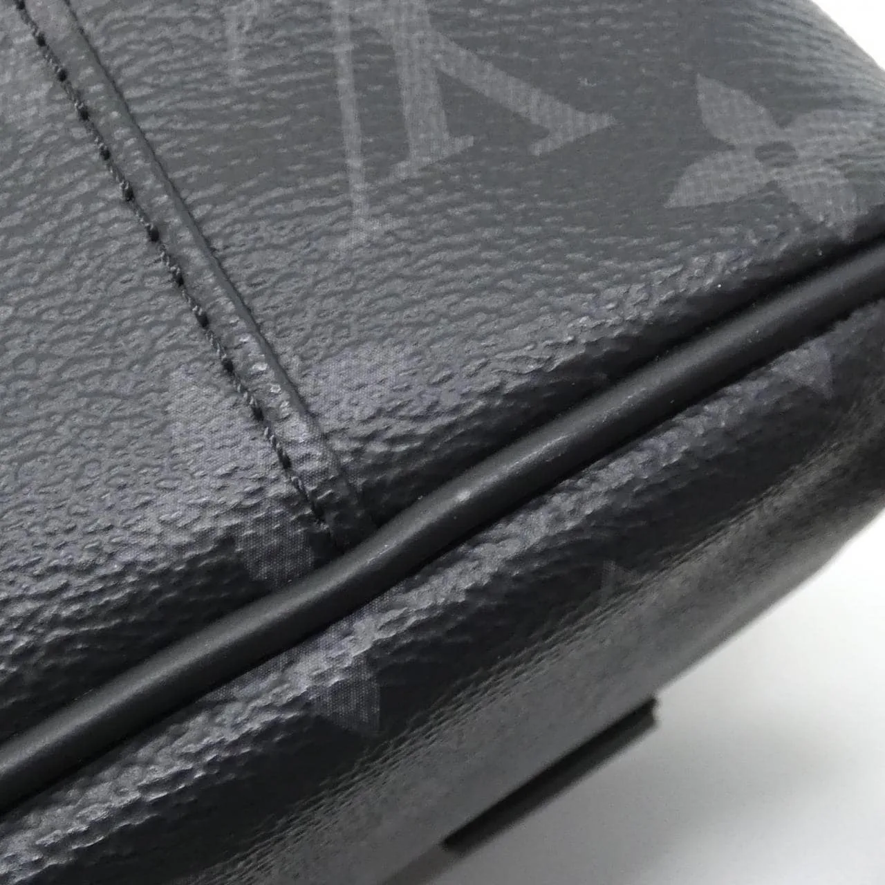 LOUIS VUITTON Eclipse M42906 肩背包 Monogram 3