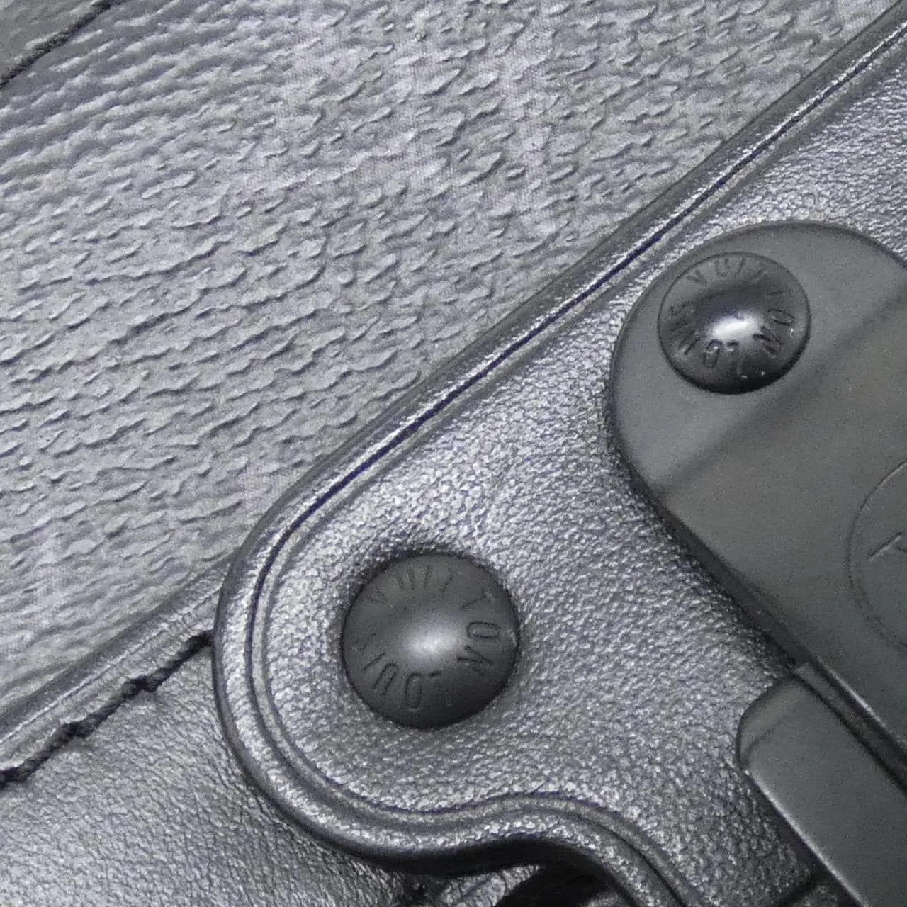 LOUIS VUITTON Eclipse M11743 肩背包 Monogram 5
