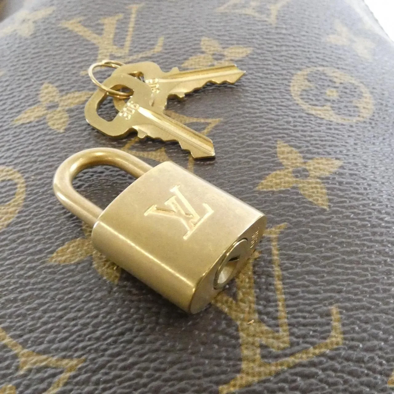 LOUIS VUITTON M40230 肩背包 Monogram 4