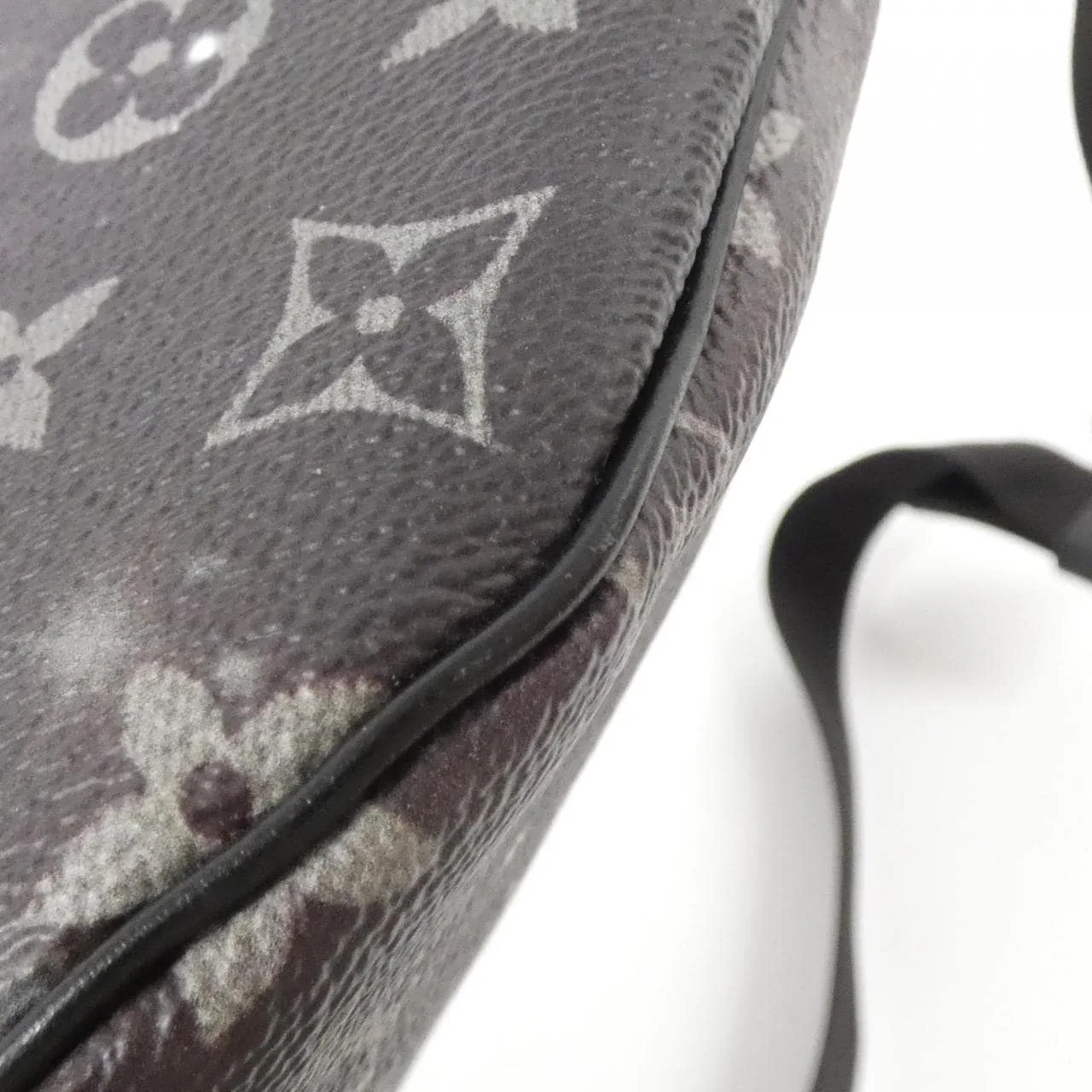 LOUIS VUITTON Discovery M44444 Shoulder Monogram 3