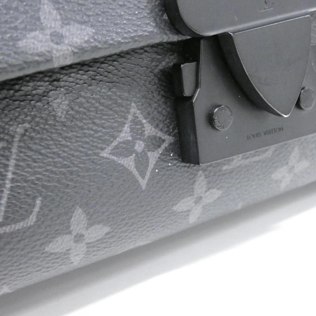 LOUIS VUITTON Eclipse M46794 肩背包 Monogram 4