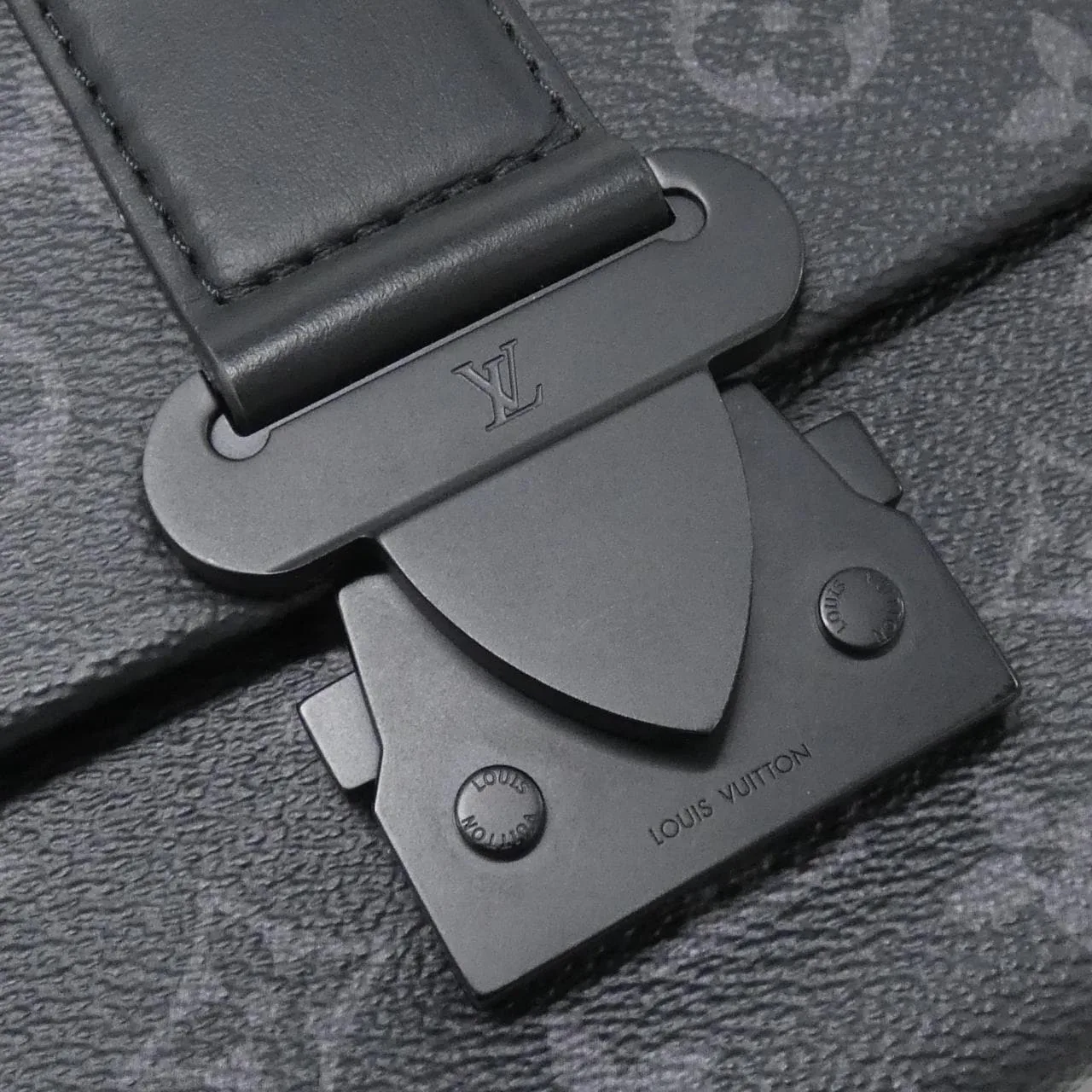 LOUIS VUITTON Eclipse M46794 肩背包 Monogram 5