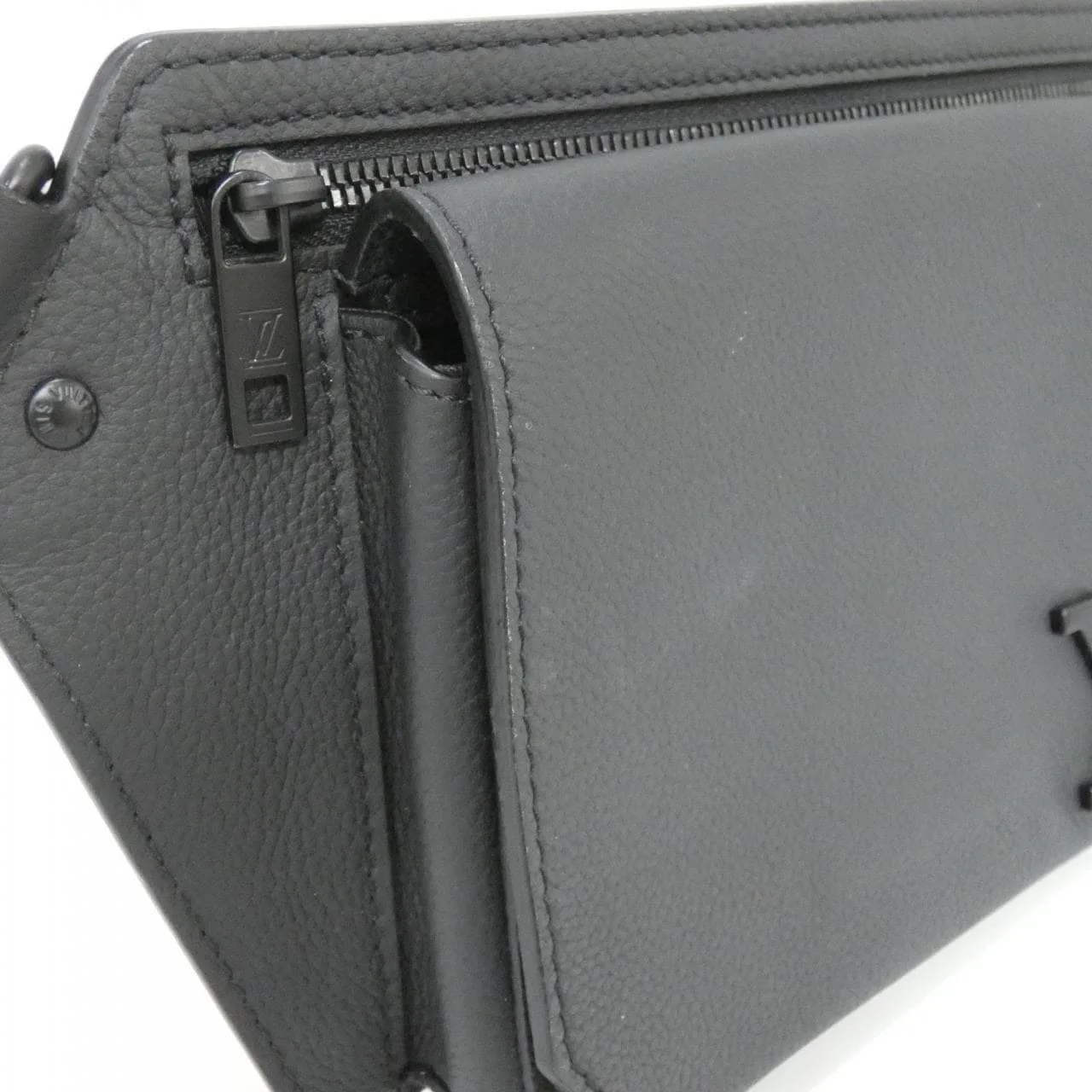 LOUIS VUITTON M57081 Shoulder Lambskin 4
