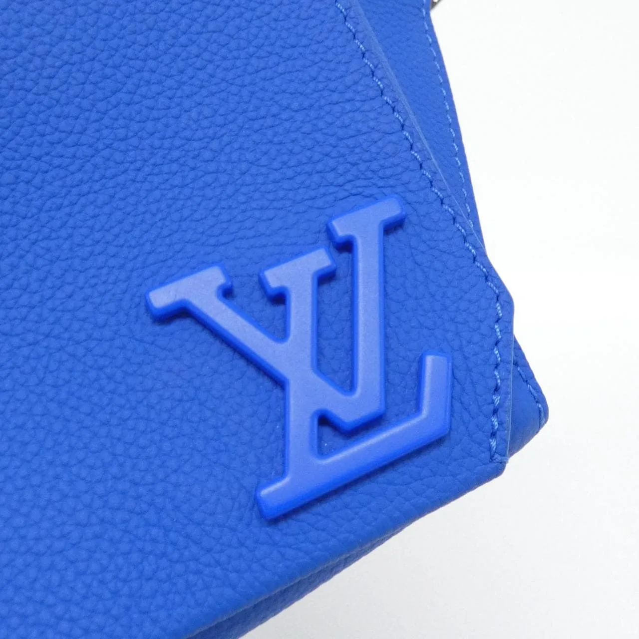 LOUIS VUITTON M22665 肩背包 羊皮 4