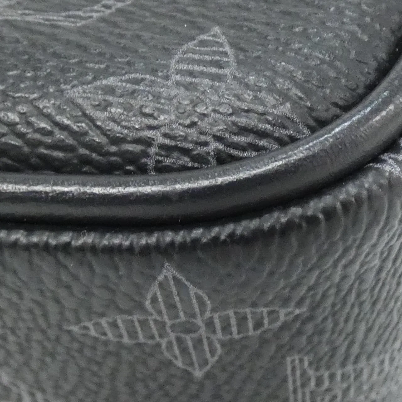 LOUIS VUITTON Eclipse M43677 肩背包 Monogram 3