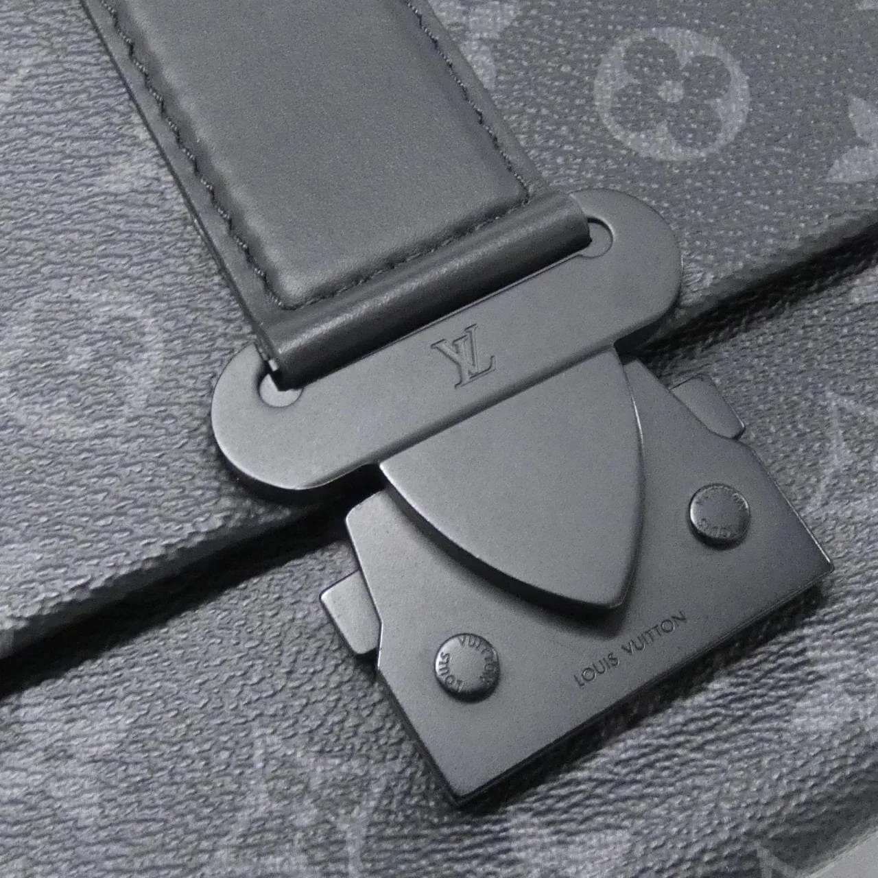 LOUIS VUITTON Eclipse M46794 肩背包 Monogram 4
