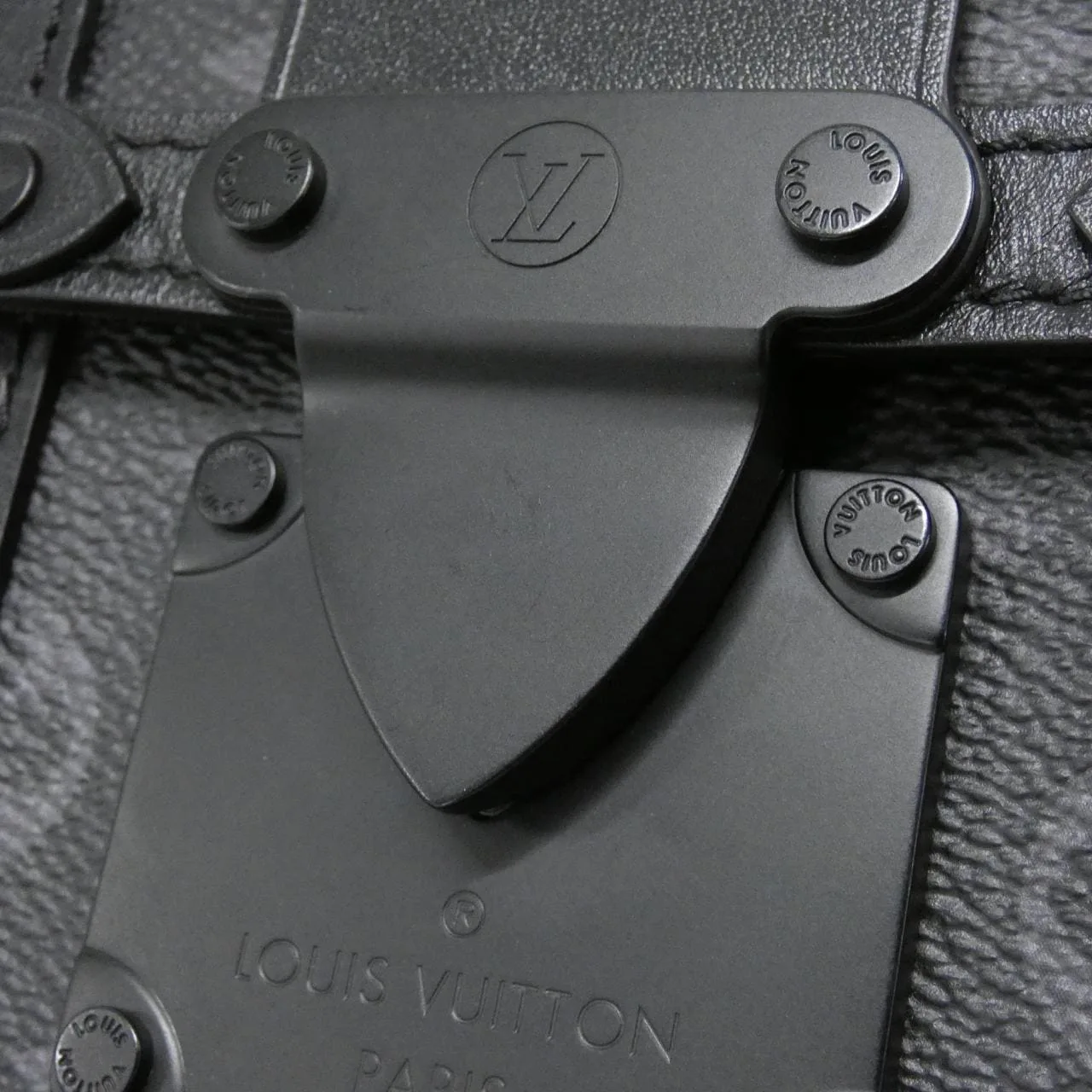 LOUIS VUITTON Eclipse M82077 肩背包 Monogram 4