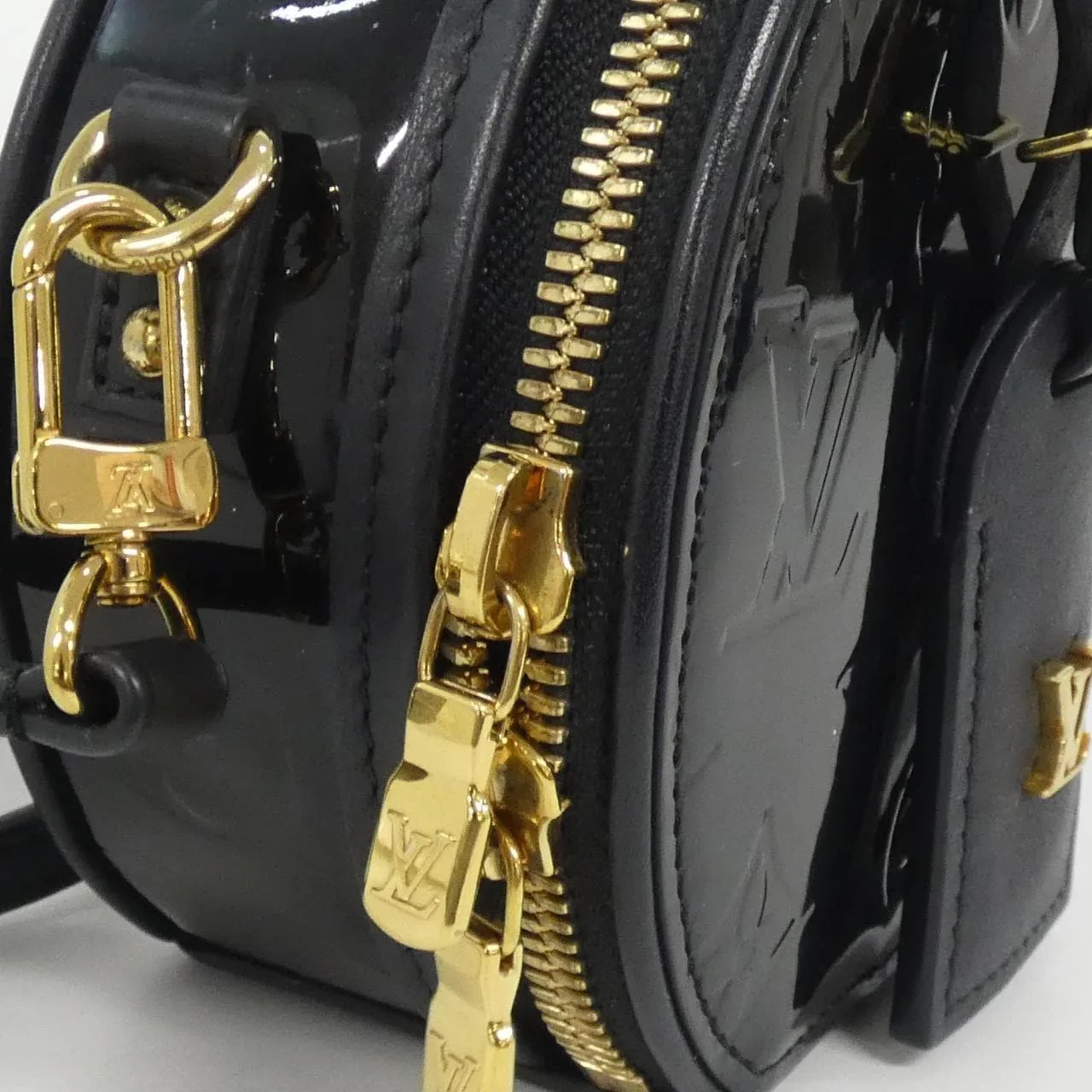 LOUIS VUITTON M90469 Shoulder Vernis 5