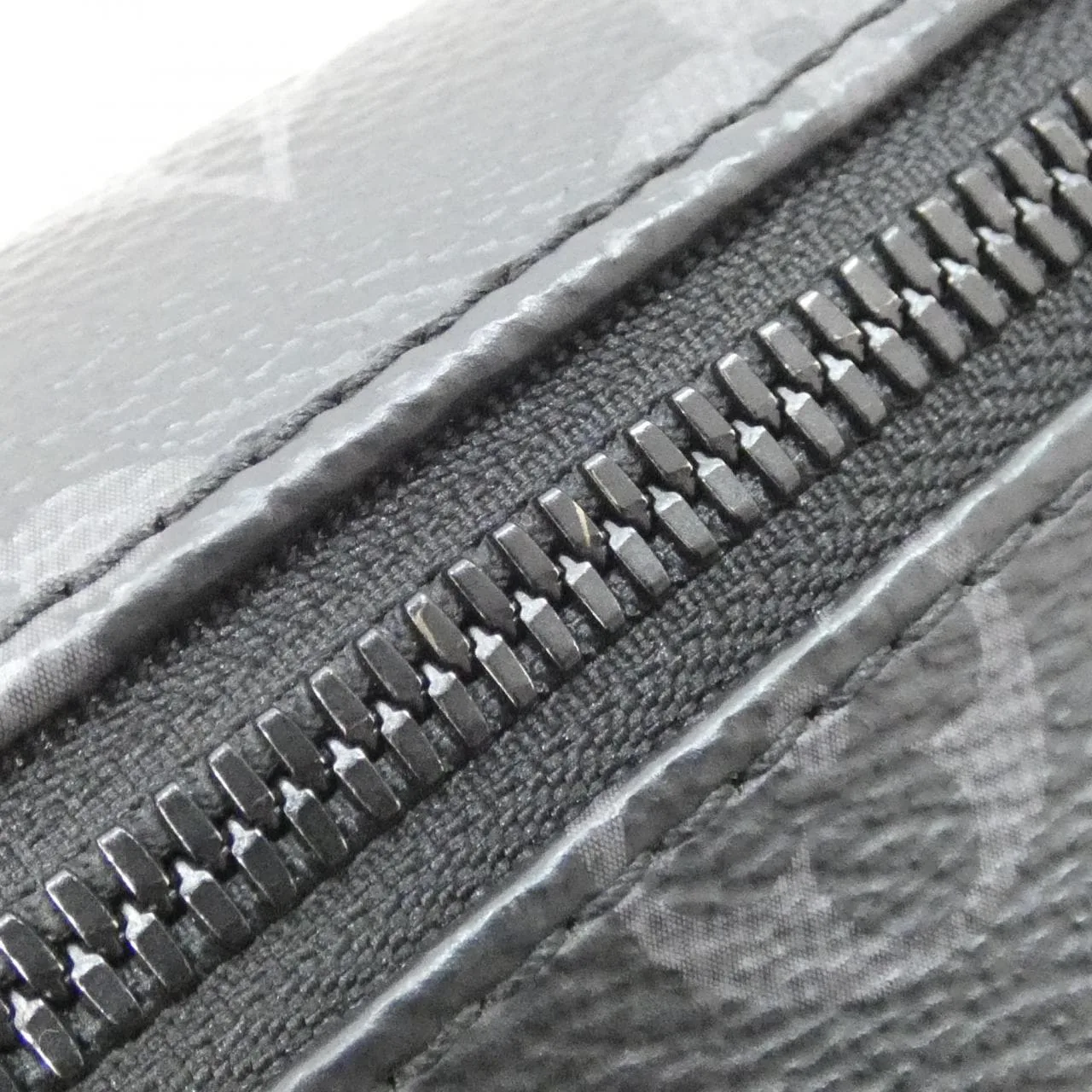 LOUIS VUITTON Eclipse M12681 肩背包 Monogram 5