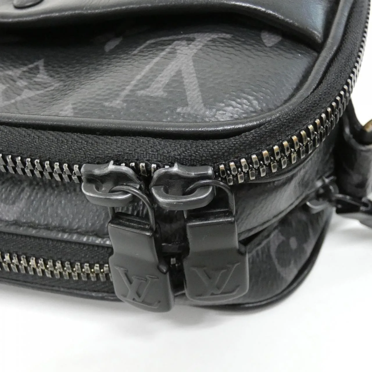 LOUIS VUITTON Eclipse M46955 Shoulder Monogram 5