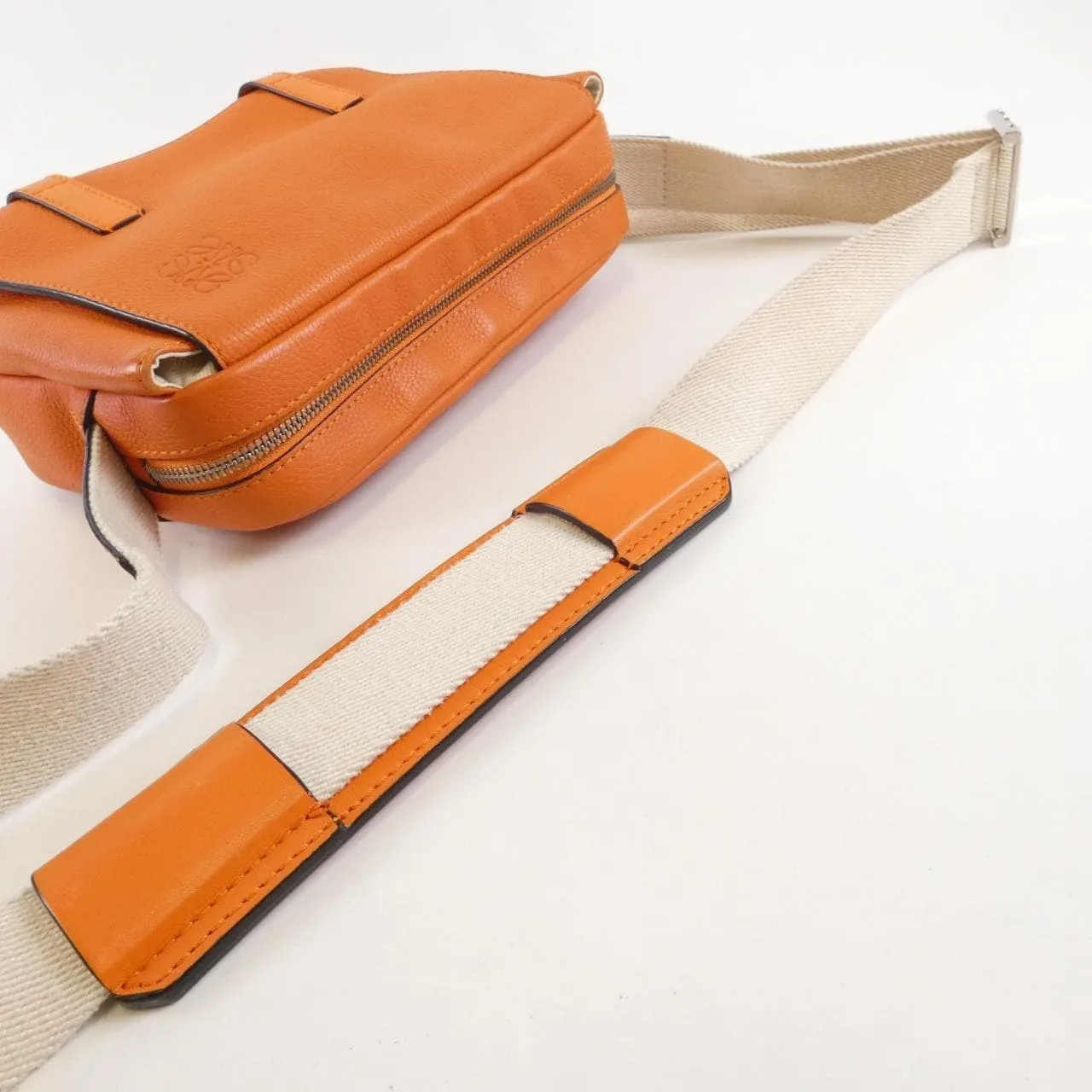 LOEWE 317 12AA72 肩背包