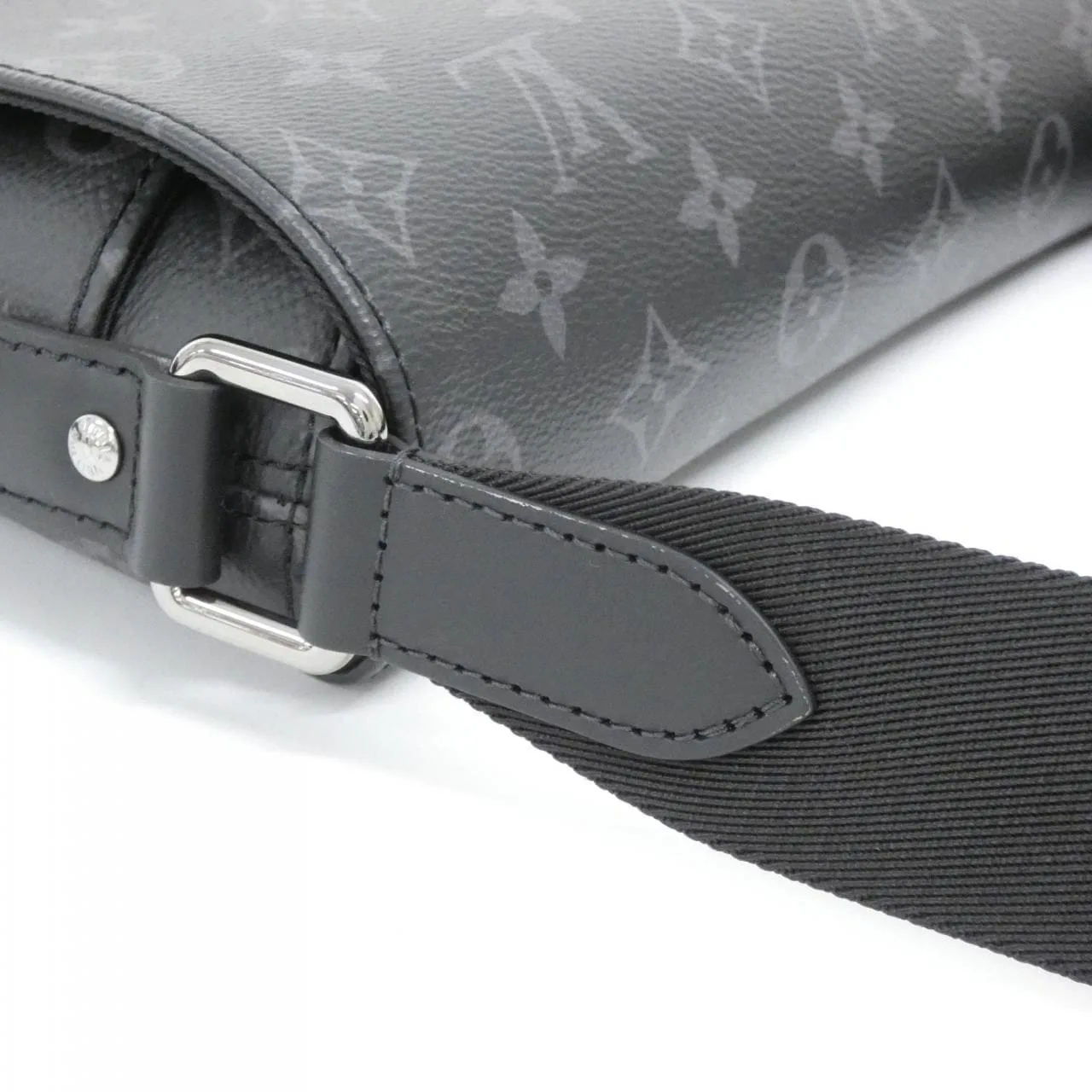 LOUIS VUITTON District M45272 Shoulder Monogram 4