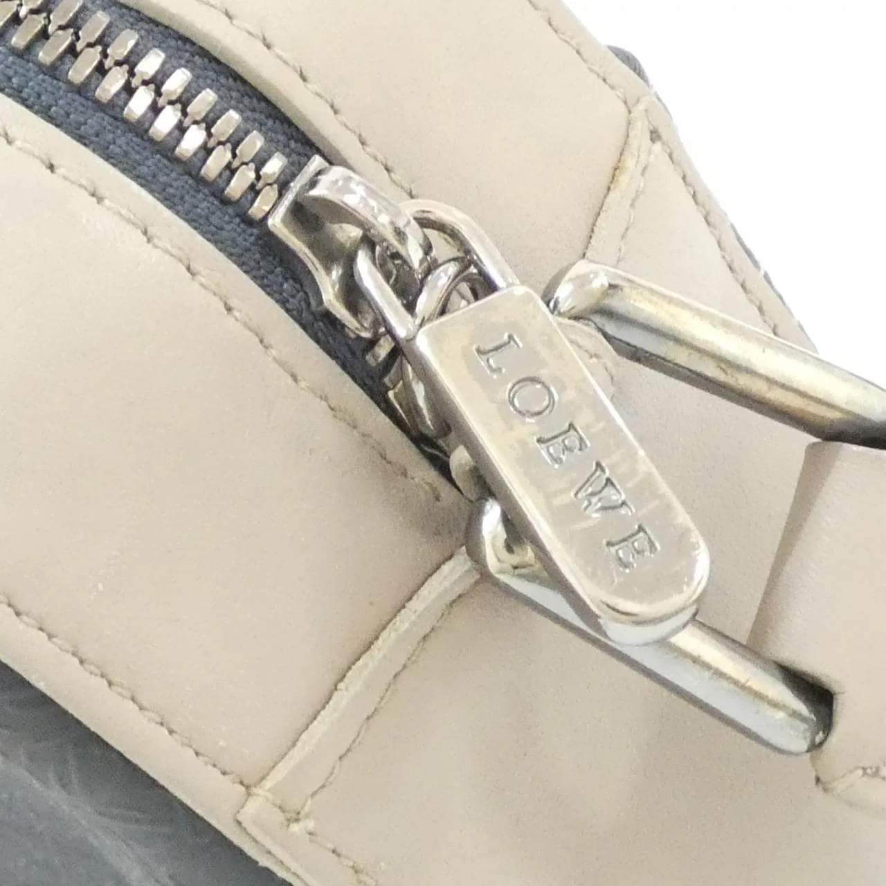 LOEWE Shoulder 4