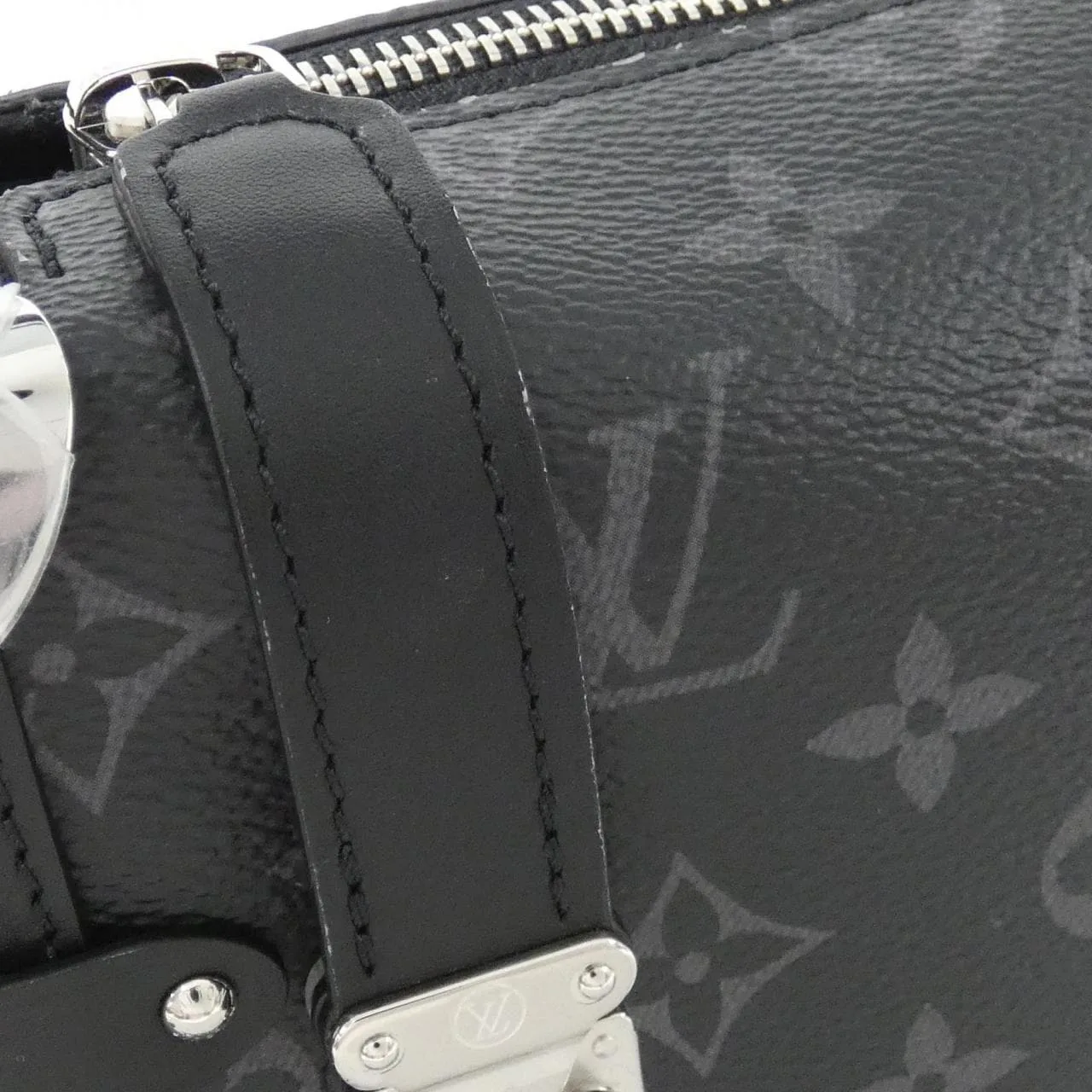 LOUIS VUITTON Eclipse M26226 肩背包 Monogram 4