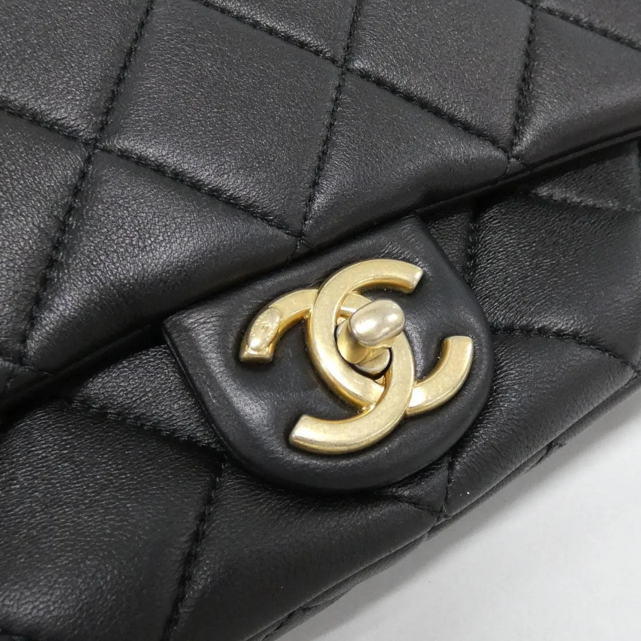 CHANEL AS4231 肩背包 羊皮 5